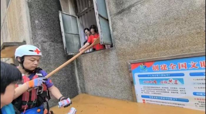 湖南平江洪水：当地发布接受社会捐赠公告，县城水位已下降