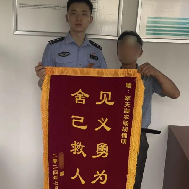 上海监狱民警连闯三个红灯，交警：不处罚！