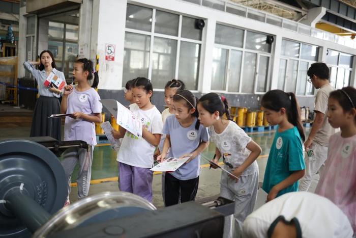 小学生走进京港地铁车辆段，开启交通研学课
