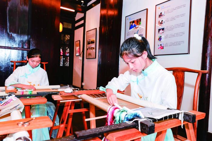 上海三新学校学生参加国家级非遗项目顾绣体验活动