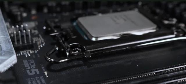 ▲ LGA1700 平台 ILM 侧面特写