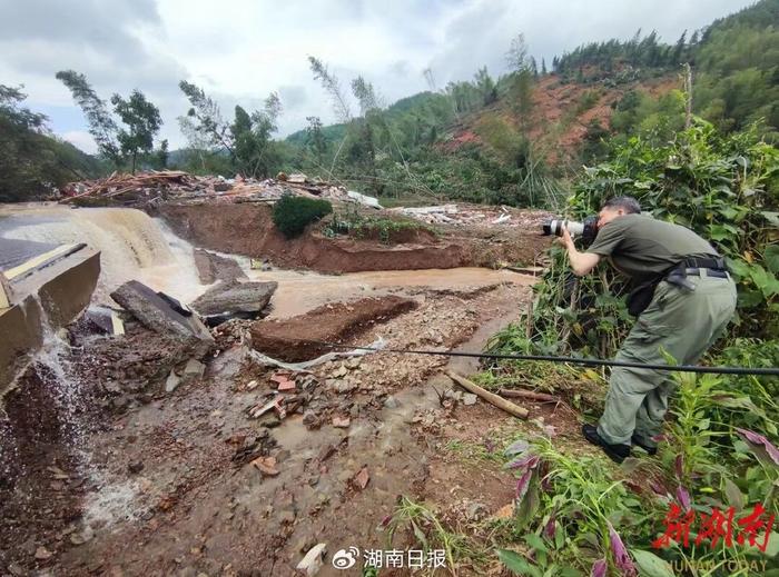 通信中断、道路难行、数次扑空……记者艰难追赶武警部队救援脚步