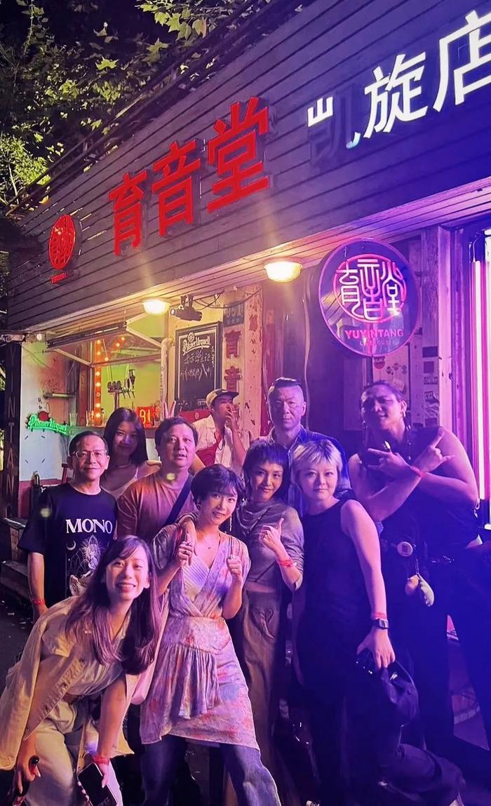 上图:费强(左一后)、张海生(左二后)、查礼谭(右二后)在育音堂老店门前合照。图片由受访者提供