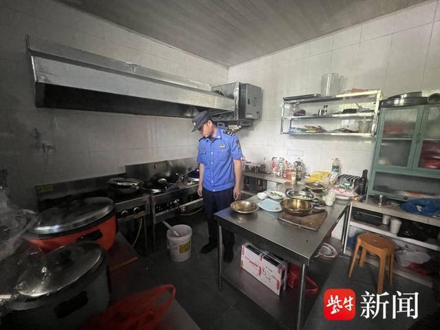 南京溧水和凤城管开展餐饮“门前三包”及垃圾分类专项宣传