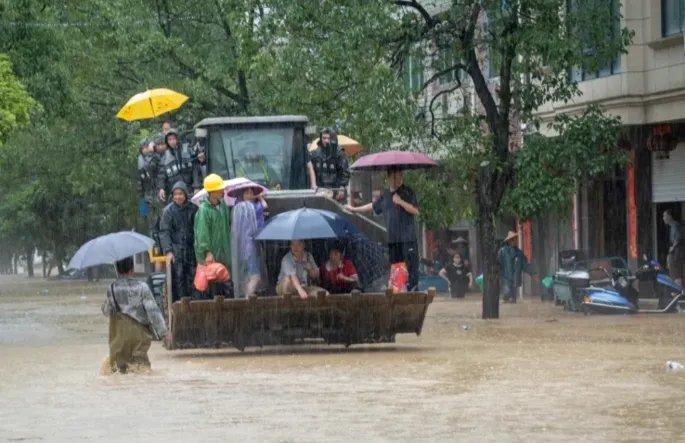 暴雨里，这些身影筑起最坚固的“城墙”！他们是浙江政法人