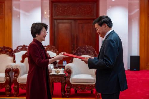新任驻老挝大使方虹向老党中央总书记、国家主席通伦递交国书