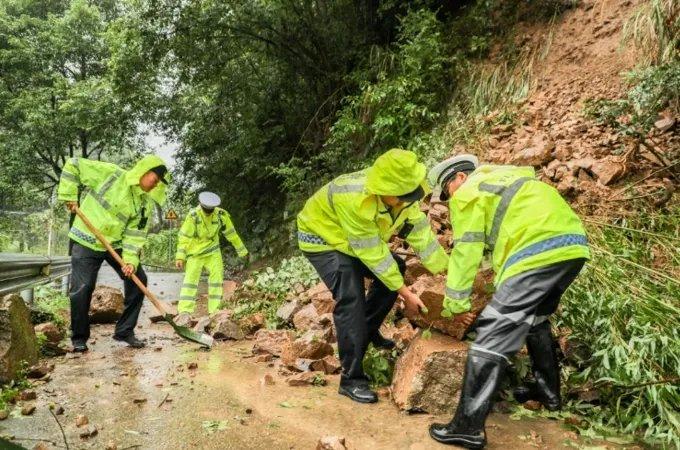 暴雨里，这些身影筑起最坚固的“城墙”！他们是浙江政法人