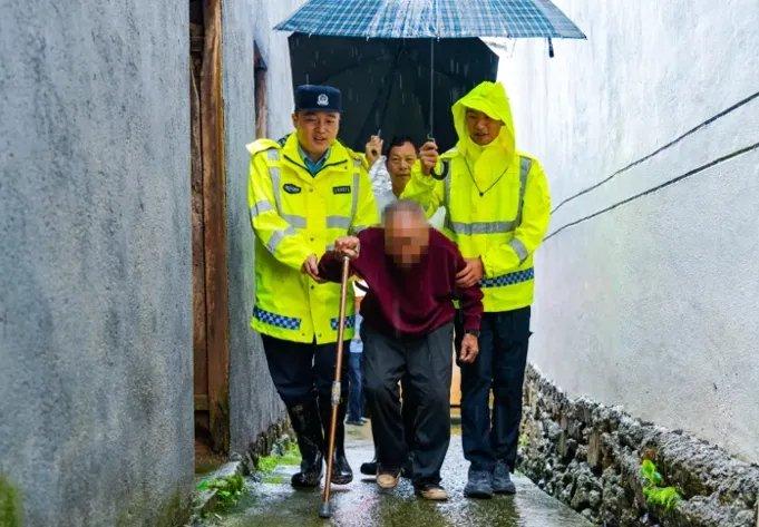 暴雨里，这些身影筑起最坚固的“城墙”！他们是浙江政法人