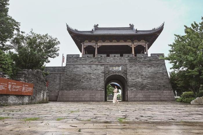 雨中打卡 品味古镇