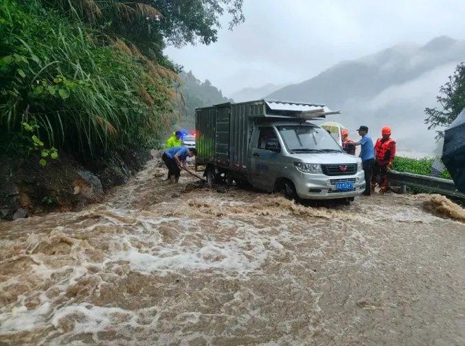 暴雨里，这些身影筑起最坚固的“城墙”！他们是浙江政法人