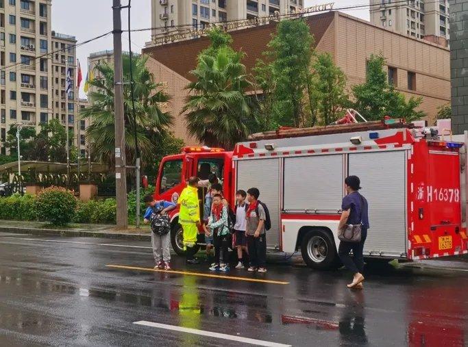 暴雨里，这些身影筑起最坚固的“城墙”！他们是浙江政法人