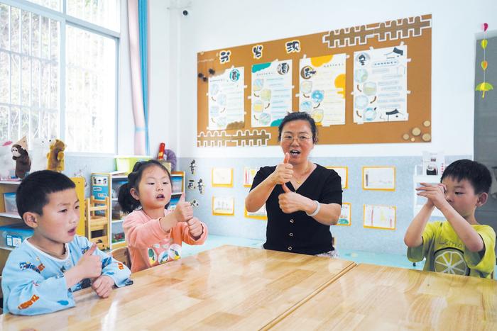 人民需要这样的好老师丨王汉芝：乡村留守儿童的“老师妈妈”