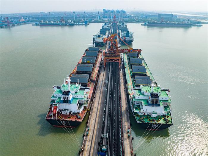 河北黄骅港今年上半年完成煤炭下水1.1亿吨