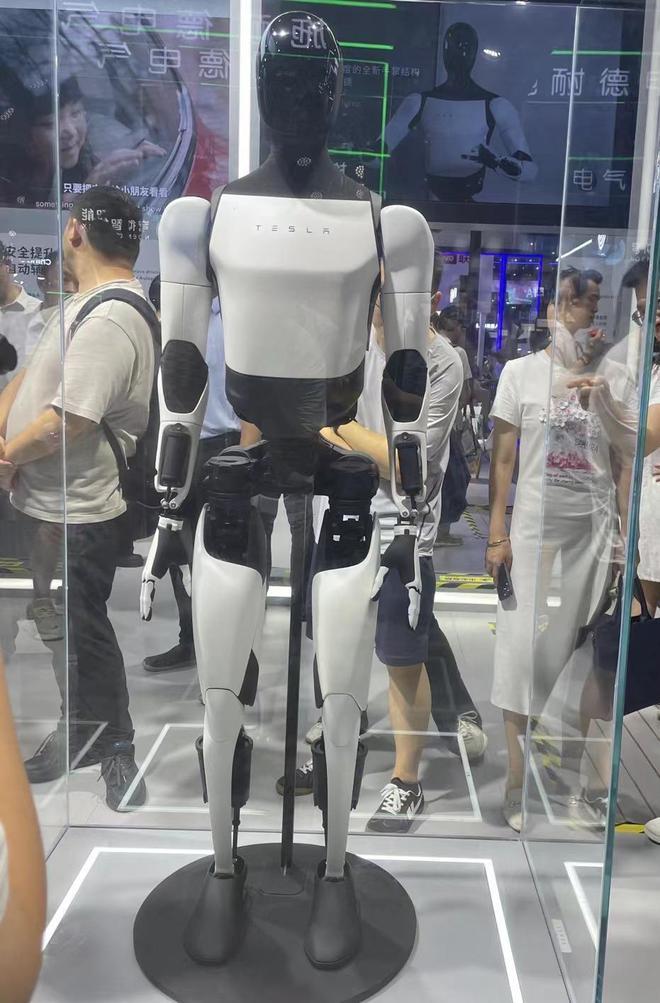 特斯拉二代人形机器人Optimus亮相上海！能轻握鸡蛋和搬运重物