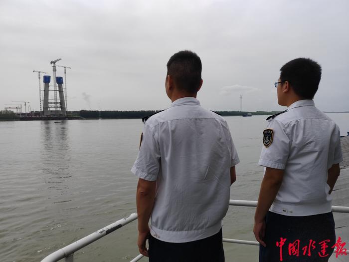 荆州海事局开展汛期跟船检查做好现场指挥与服务