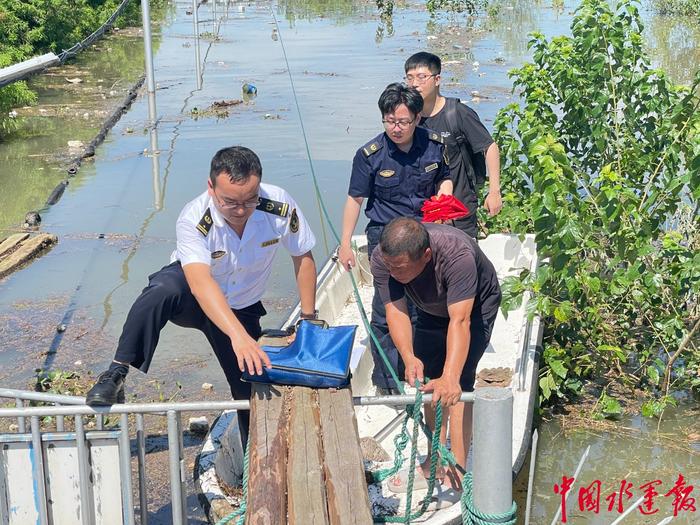 黄石海事局防汛支援干部率富池海事处青年防汛突击队开展防汛工作