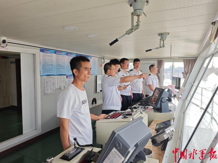 荆州海事局开展汛期跟船检查做好现场指挥与服务