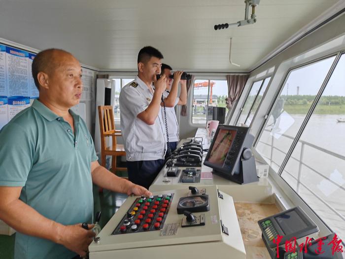 荆州海事局开展汛期跟船检查做好现场指挥与服务