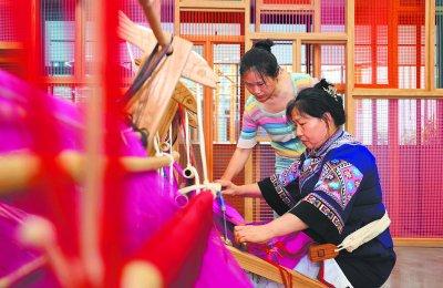 湖南张家界：培训织锦技能促进妇女就业