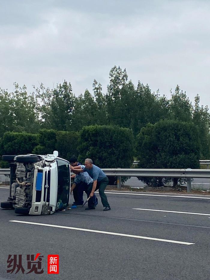 点赞河北｜面包车高速追尾侧翻，退役老兵挺身而出铁锹救人