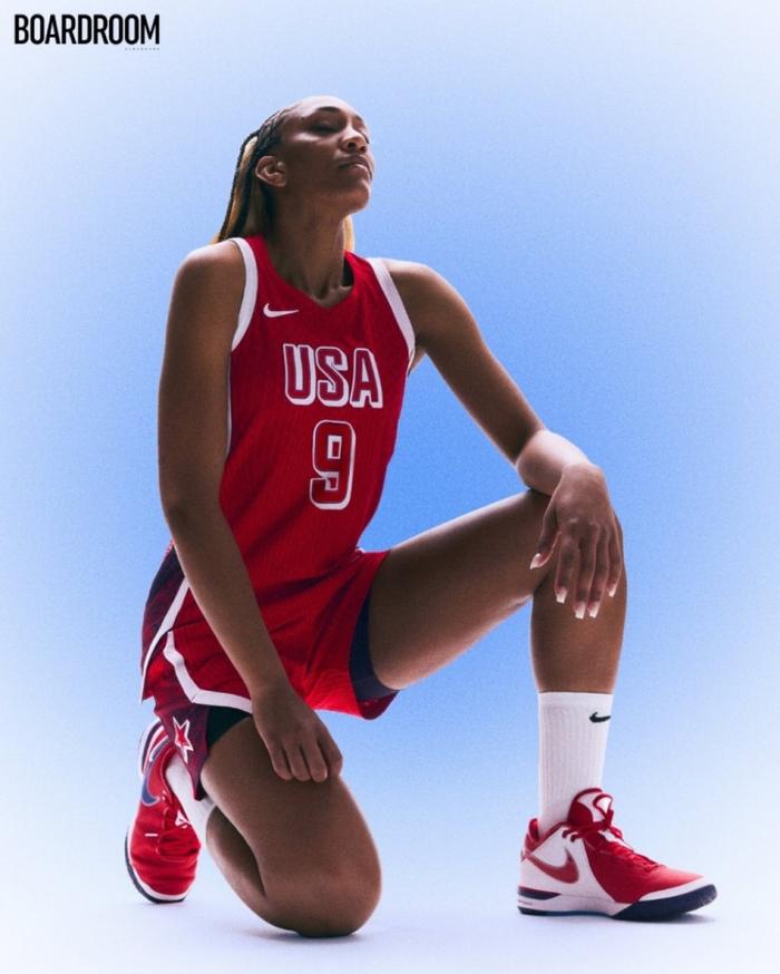杜兰特和阿贾-威尔逊作为代表 展示美国男篮、女篮奥运会球衣