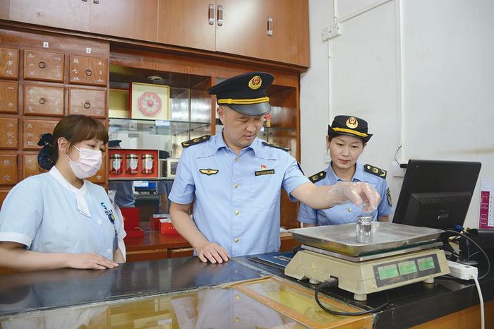 河南省开封市市场监管部门对辖区内使用计量器具的药店开展专项检查和法规宣传