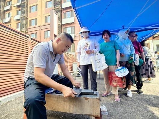 石景山区何家坟社区开展“便民一条街”活动，打通服务“最后一百米”