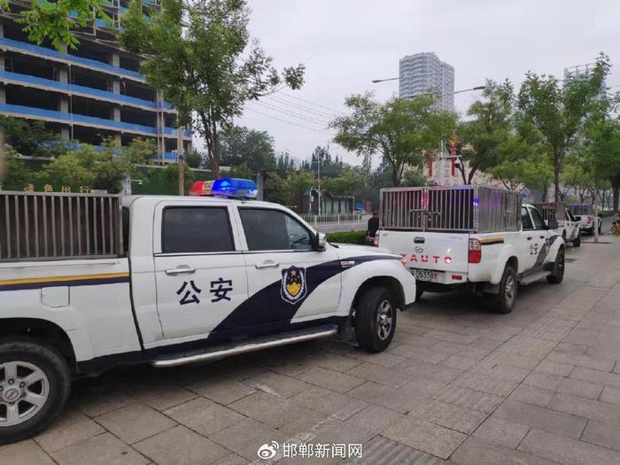 邯郸警方集中整治不文明养犬行为
