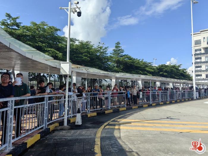 深中通道迎通车首周末，香港市民排队“尝鲜”丨香港一日