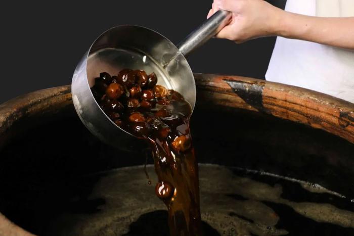 清冽酸甜自然梅酒，南粤米酒搭配软枝大粒梅、龙门百花蜜酿造