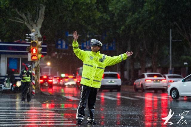 今天下班，你还记得雨中那抹“荧光绿”吗？