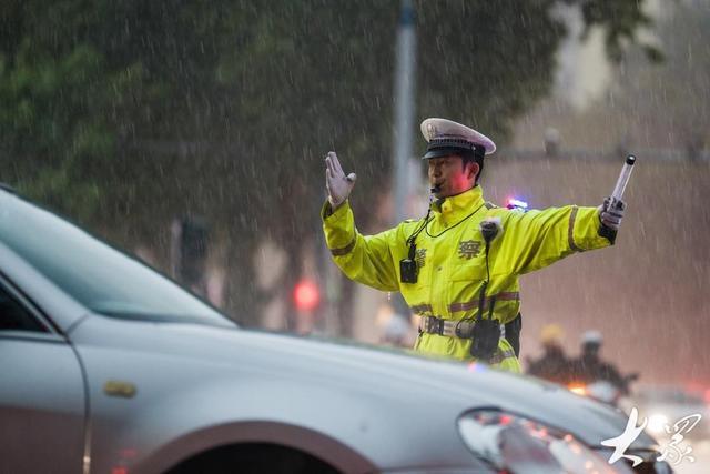 今天下班，你还记得雨中那抹“荧光绿”吗？