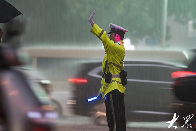 今天下班，你还记得雨中那抹“荧光绿”吗？