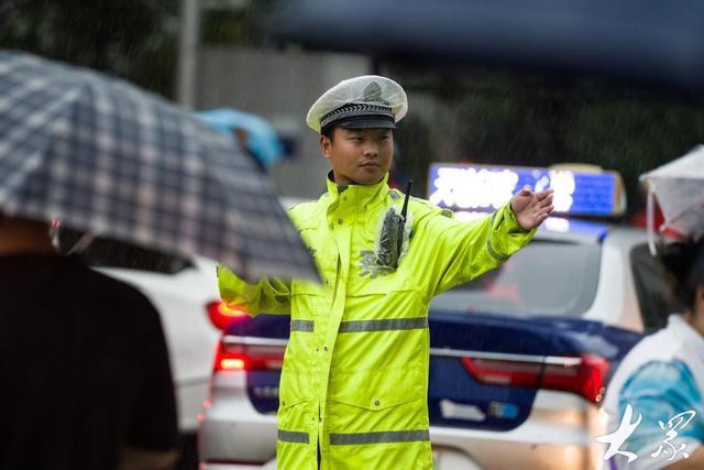 今天下班，你还记得雨中那抹“荧光绿”吗？