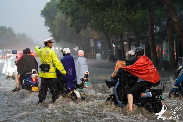 今天下班，你还记得雨中那抹“荧光绿”吗？