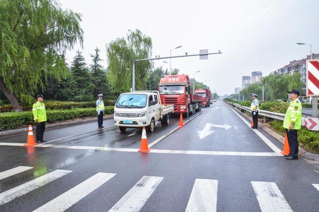 薛城交警大队联合区交通运输局开展大气污染防治整治行动