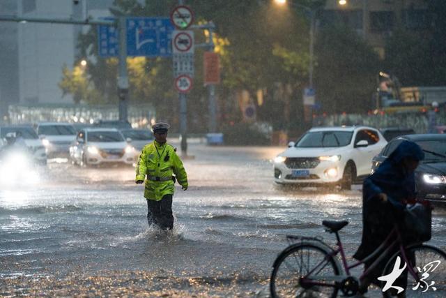 今天下班，你还记得雨中那抹“荧光绿”吗？