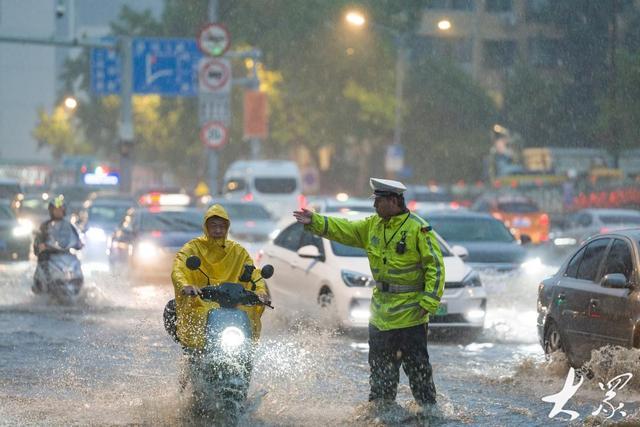 今天下班，你还记得雨中那抹“荧光绿”吗？