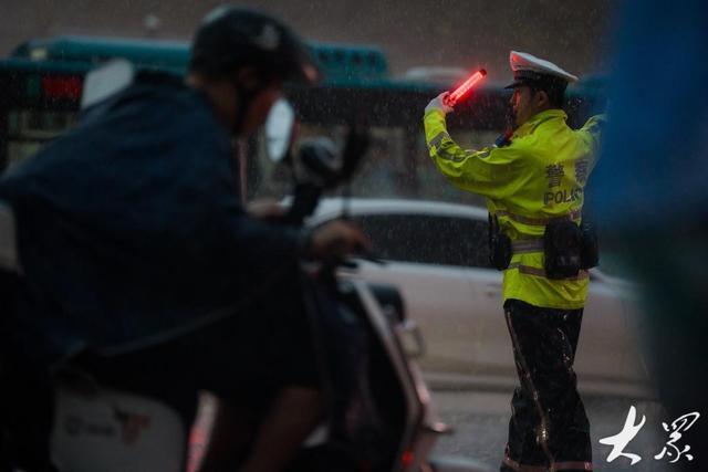 今天下班，你还记得雨中那抹“荧光绿”吗？