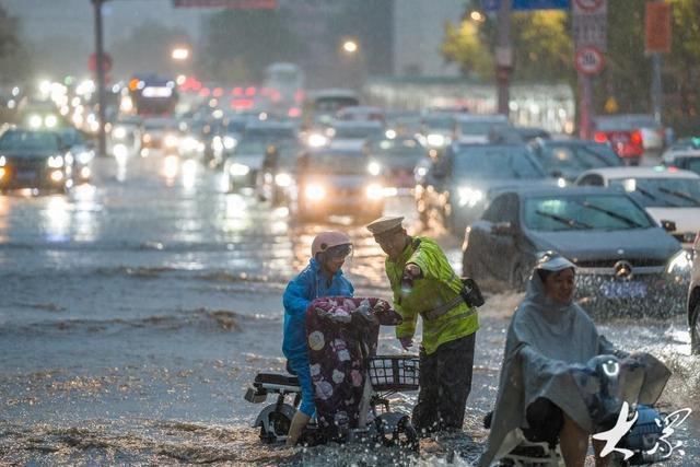 今天下班，你还记得雨中那抹“荧光绿”吗？