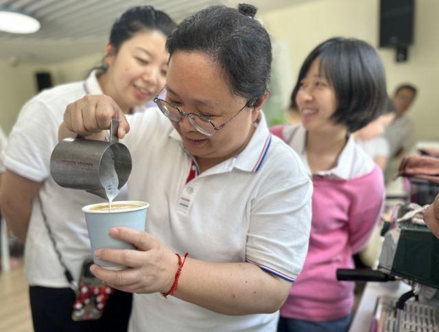 43场汇课堂服务1200名徐汇教职工，“快乐教师”益智强体润心