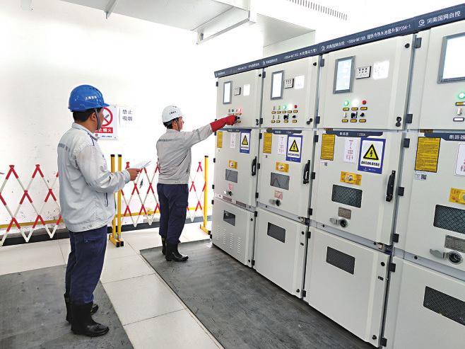 上海宝冶承建的周口钢铁宽厚板项目集中泵房10KV电气室高压柜受电成功