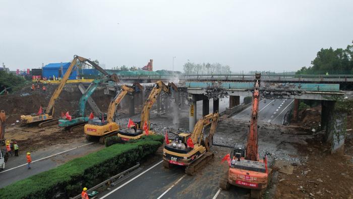 一次性拆除！京港澳高速改扩建湖北北段4标拆除17座天桥门架