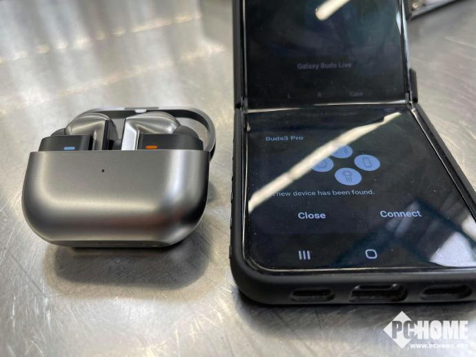 三星Galaxy Buds3 Pro耳机曝光 透明充电盒盖稍显廉价