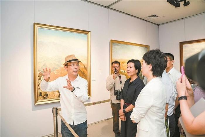 在画布上铺陈多元审美 画家贺羽首次回家乡株洲举办个展