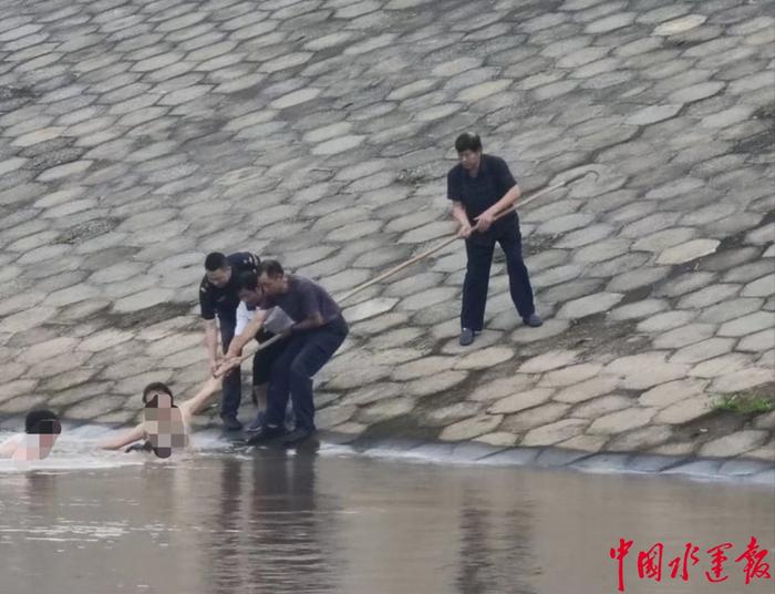 重庆丰都海事处紧急救助落水人员