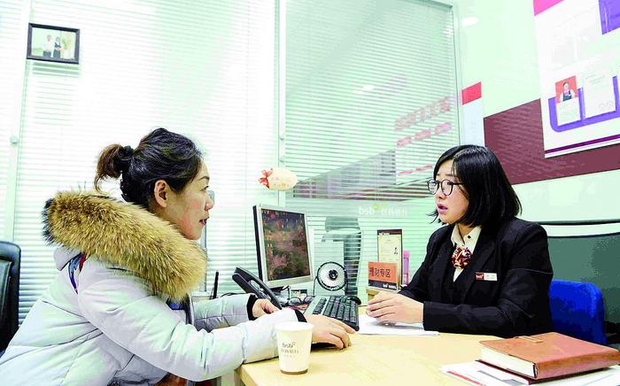银行工作人员在向客户介绍理财信息 新华社发