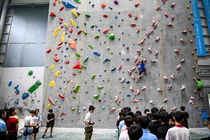“攀岩进校园” 广西这所学校把体育课搬到了墙上