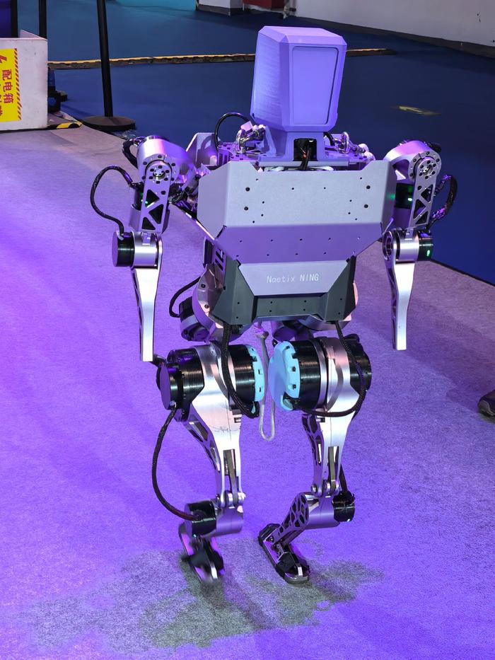 机器人狂欢、大模型卷应用……WAIC2024今年“有点看头”