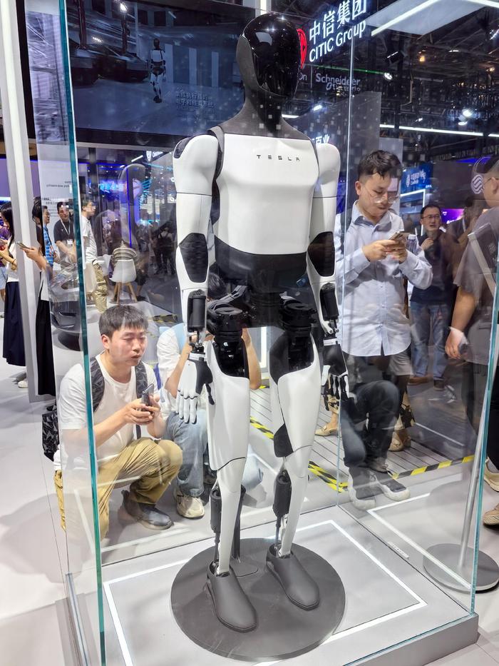 机器人狂欢、大模型卷应用……WAIC2024今年“有点看头”